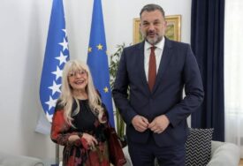 Konaković uručio diplomatski pasoš Hanki Paldum: Priznanje za doprinos promociji BiH i sevdaha