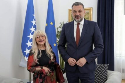 Konaković uručio diplomatski pasoš Hanki Paldum: Priznanje za doprinos promociji BiH i sevdaha