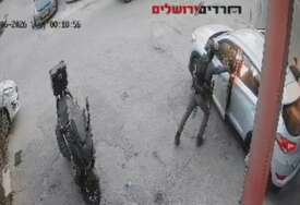VIDEO Izraelski policajac bacio šok-bombu u auto s Palestincima pa blokirao vrata
