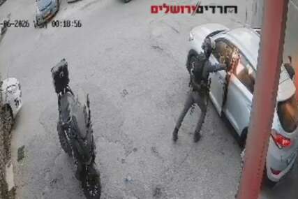 VIDEO Izraelski policajac bacio šok-bombu u auto s Palestincima pa blokirao vrata