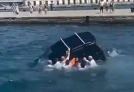 Automobil završio u Jadranu: Dramatičan snimak spašavanja vozača