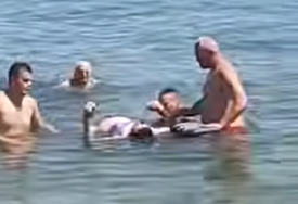 U Kaštelima povikao "Ljudi, žena se utapa!", trojica mladića spasila staricu iz mora (VIDEO)