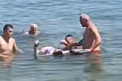 U Kaštelima povikao "Ljudi, žena se utapa!", trojica mladića spasila staricu iz mora (VIDEO)