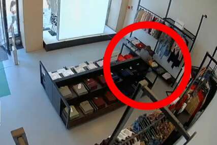 VIDEO Krađa u centru Sarajeva: Policija traga za osumnjičenim, ukrao majice iz Benettona