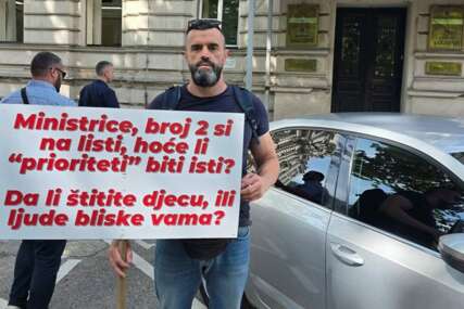 Otac dječaka iz slučaja vrtića “Bambini” protestovao ispred Vlade KS: “Štitite li djecu ili ljude bliske vama?”