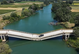 Most se raspada i visi nad rijekom, ali vozači i dalje prelaze (VIDEO)