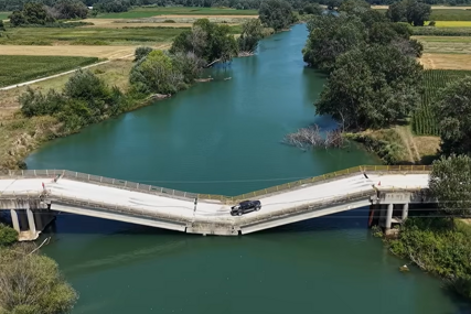 Most se raspada i visi nad rijekom, ali vozači i dalje prelaze (VIDEO)