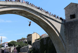 Skokom bez aplauza sa Starog mosta Mostar odao počast žrtvama genocida u Srebrenici