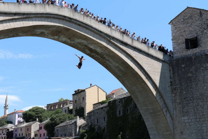 Skokom bez aplauza sa Starog mosta Mostar odao počast žrtvama genocida u Srebrenici
