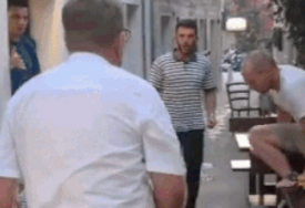 VIDEO Divljački ispad u Primoštenu, vlasnik restorana udario dječija kolica, mještani zgroženi