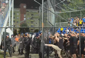 (VIDEO) Huligani Levskog pokušali probiti zaštitnu ogradu i doći do pristalica Borca, policija imala pune ruke posla
