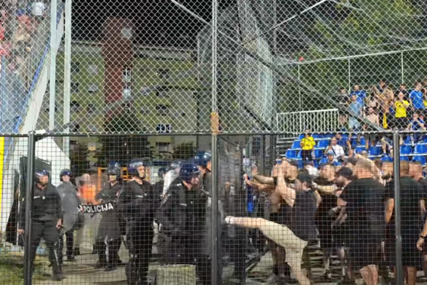 (VIDEO) Huligani Levskog pokušali probiti zaštitnu ogradu i doći do pristalica Borca, policija imala pune ruke posla
