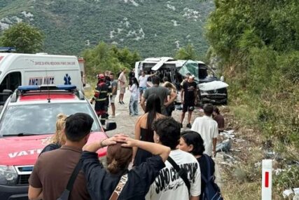 Saobraćajna nesreća na putu Kotor - Nikšić: Jedna osoba poginula, 16 povrijeđenih su državljani Srbije