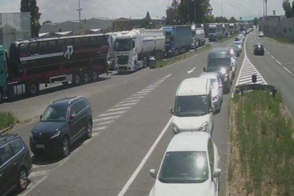 Mnogi putuju prema moru: Gužve na graničnim prijelazima za Hrvatsku i Crnu Goru