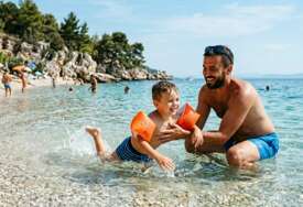Kako naučiti dijete da pliva? Uz ovaj genijalan trik zaboravite na strah i suze na plaži!