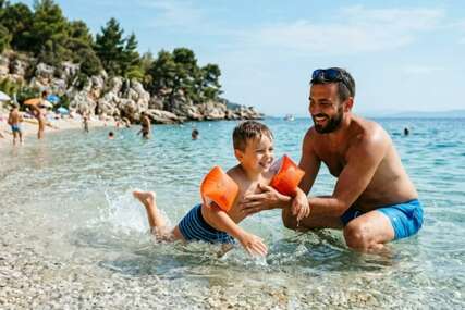 Kako naučiti dijete da pliva? Uz ovaj genijalan trik zaboravite na strah i suze na plaži!