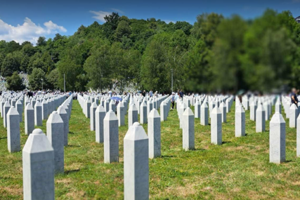 SREBRENICA PAMTI U Potočarima klanjana dženaza za deset žrtava: Potraga za kostima najmilijih i dalje traje
