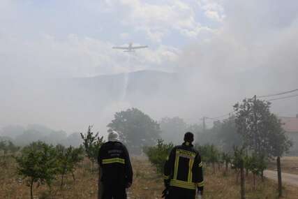 Požar na brdu Radovići sjeverno od Mostara gase dva Air Tractora