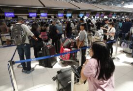 Žena sakrila živog UDAVA U GRUDNJAK, pa krenula na avion