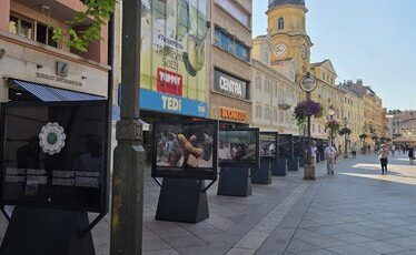 Na riječkom Korzu postavljena izložba "Srebrenica - Memento": Potresne fotografije kao svjedoci ubistava, progona i masovnih grobnica
