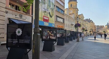 Na riječkom Korzu postavljena izložba "Srebrenica - Memento": Potresne fotografije kao svjedoci ubistava, progona i masovnih grobnica
