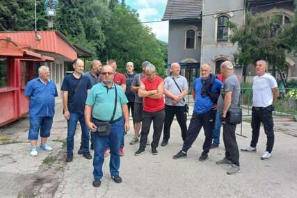 PRAVA SLIKA BiH Protest penzionisanih zeničkih rudara, sada ne mogu ovjeriti ni zdravstvene knjižice