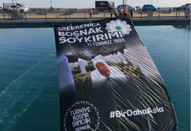 Transparenti na istanbulskim mostovima povodom godišnjice genocida u Srebrenici