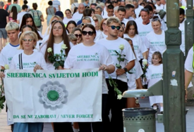 U Rijeci obilježena 31. godišnjica genocida u Srebrenici: U more položena 31 bijela ruža