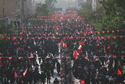 U Teheranu počela pogrebna povorka za ajatolaha Khameneija