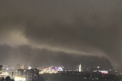Zastrašujući snimci iz Kine: Tornado nosio sve pred osobom, poginulo 11 osoba
