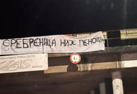 Policija Brčkog se oglasila o transparentu kojim se negira genocid u Srebrenici