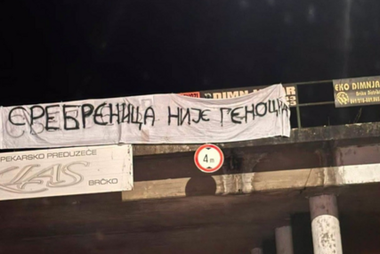 Policija Brčkog se oglasila o transparentu kojim se negira genocid u Srebrenici