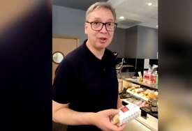 "Mi sendvičari to najbolje znamo" Vučić poslije parade u Parizu otišao na sendvič