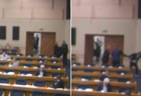 Vukanović iznesen iz NSRS, oteo se obezbjeđenju. Salom odjekivalo "Pusti mi ruku, ti da me hvataš za glavu?!"