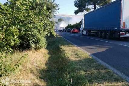 Automobil se zapalio u vožnji na magistrali kod Mostara, intervenisali vatrogasci