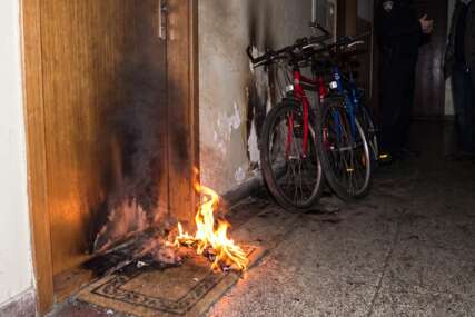Nisu ga pustili u stan. Lupao je po vratima pa zapalio otirač