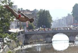 (FOTO) U Sarajevu održani skokovi u vodu Bentbaša Cliff Diving 2026.