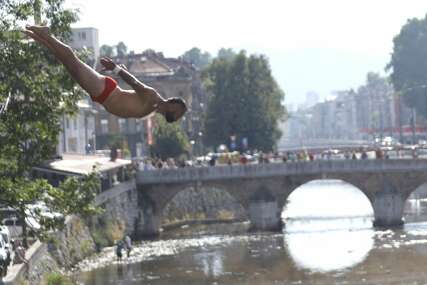 (FOTO) U Sarajevu održani skokovi u vodu Bentbaša Cliff Diving 2026.