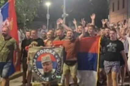 (VIDEO) Skandalozne scene u Zvorniku: Nakon veličanja Mladića, uzvikivali i "Nož, žica, Srebrenica"