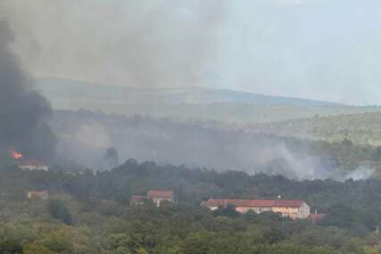Vatrogasci i Air Tractori bore se s vatrenom stihijom u Ljubuškom koja prijeti i kućama