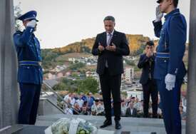 Bećirović u Bužimu odao počast heroju odbrane BiH Izetu Naniću