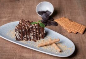 Desert koji se ne peče: Za samo 15 minuta pripremite kremastu tortu od keksa i pudinga
