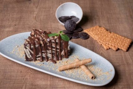 Desert koji se ne peče: Za samo 15 minuta pripremite kremastu tortu od keksa i pudinga