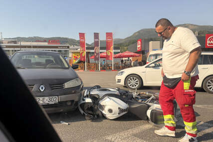 (FOTO) Nesreća na Barama: Sudarili se automobil i motocikl, jedna osoba povrijeđena