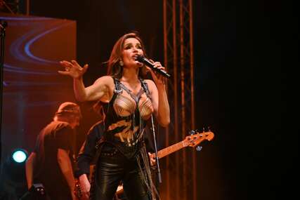Desant Festivala u Jajcu: Severina održala nezaboravan koncert, zapjevala i Halidove "Ljiljane" (FOTO)