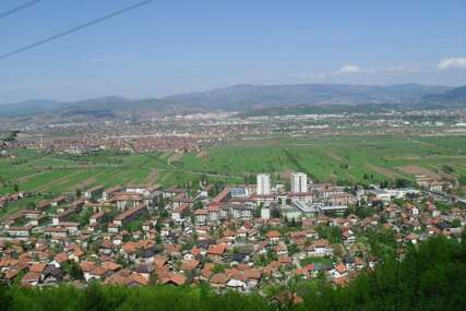 Drama u Hrasnici: Muškarac se popeo na zgradu i prijeti skokom