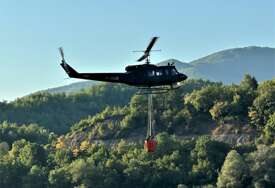 Vatrogasci i helikopter OS BiH nastavljaju borbu s požarom kod Bosanskog Grahova