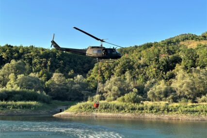 KRITIČNO STANJE Helikopter stigao u pomoć za gašenje požara kod Mostara