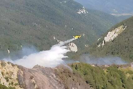 Požar kod Bosanskog Grahova širi se prema granici s Hrvatskom
