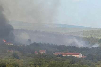 Požar u Cernu kod Ljubuškog, vatrogascima u gašenju pomažu Air Tractori